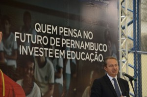 Governador Eduardo Campos inaugura escola em Casa Amarela