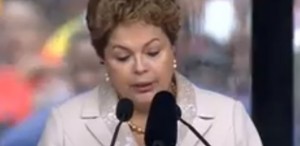 10dez2013---presidente-dilma-roussef-discursa-no-estadio-soccer-city--no-bairro-de-soweto-em-johannesburgo-onde-o-ex-presidente-nelson-mandela-recebe-homenagens-como-parte-das-cerimonias-de-seu-funeral-1386676814244_6