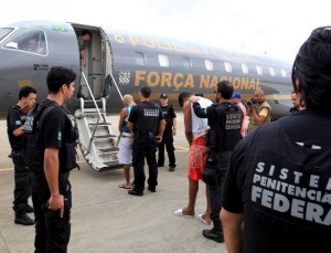 20jan2014---o-governo-do-maranhao-comecou-a-transferir-nesta-segunda-feira-20-os-primeiros-presos-do-complexo-penitenciario-de-pedrinhas-em-sao-luis-para-presidios-federais-de-seguranca-maxima-no-1390239771025_615x470