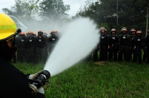 217433-brigada-militar-simula-protesto-em-treinamento-par_1