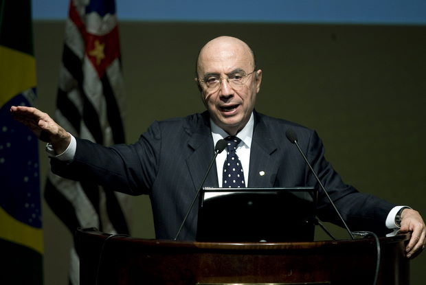 BRA53. SAO PAULO (BRASIL), 30/11/2009.- El presidente del Banco Central de Brasil, Henrique Meirelles, habla hoy, lunes 30 de noviembre de 2009, durante el Congreso Brasileño de la Construcción que se lleva a cabo en la sede de la Federación de las Industrias del Estado de Sao Paulo (FIESP), en Sao Paulo. EFE/Sebastião Moreira