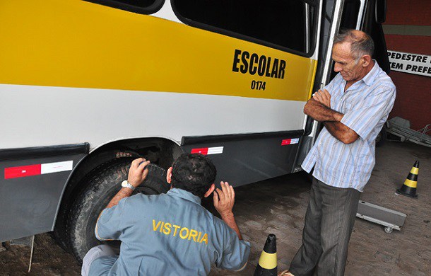 07/07/2011. Crédito: Ovídio Carvalho/ON/D.A Press. Brasil. João Pessoa - PB. Superintendência Municipal de Transporte e Trânsito - Sttrans realiza vistoria do transporte escolar da capital.