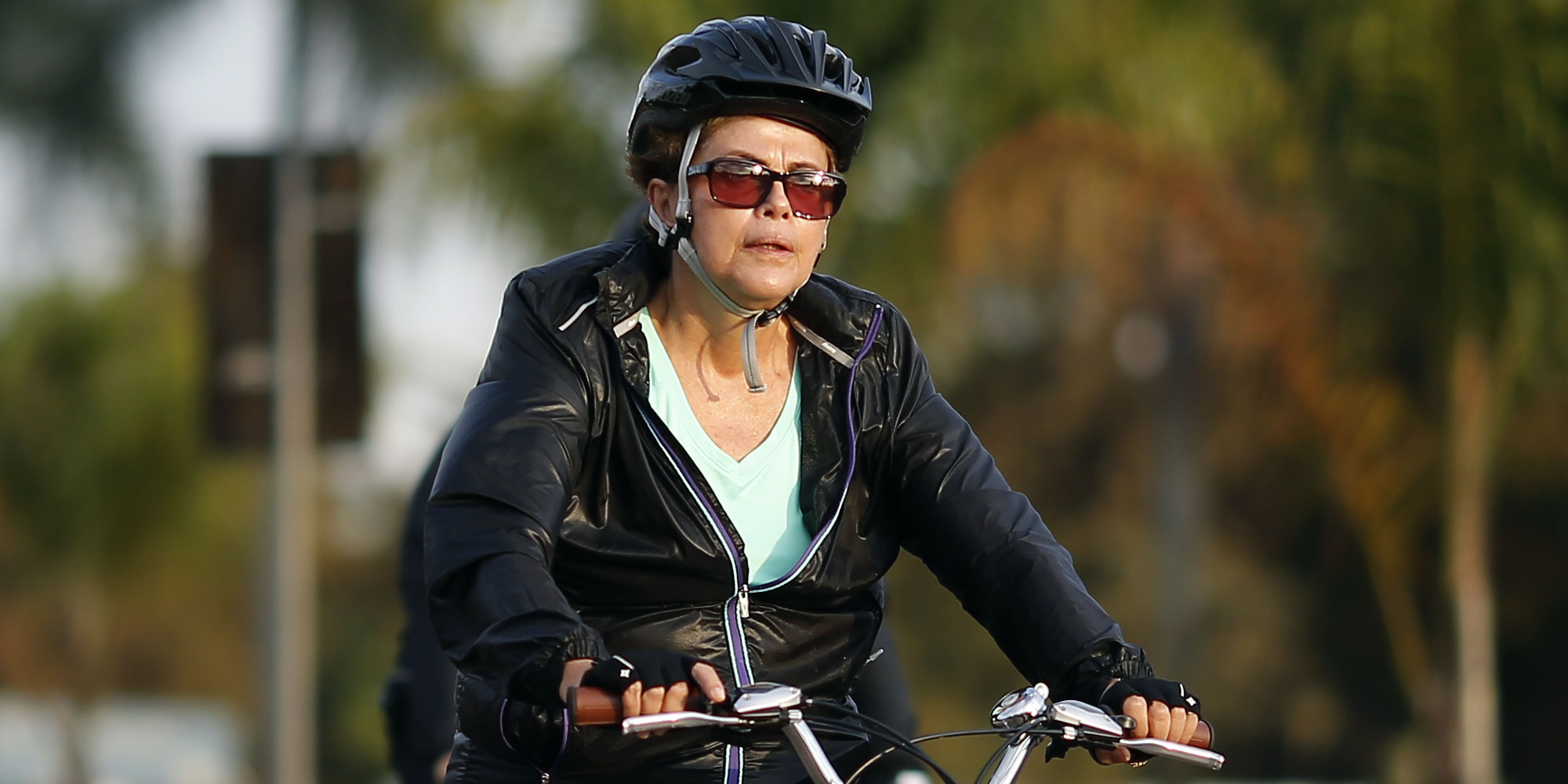 DF - DILMA/BICICLETA  - POLÍTICA - A presidente, Dilma Rousseff, acompanhada pelo general Amaro, um segurança do governo e   pelo seu personal trainer, é vista andando de bicicleta nas proximidades do Palácio da   Alvorada, e Vila Planalto, em Brasília (DF).Dilma percorreu aproximadamente seis   quilômetros, das 7 às 7h30.    25/07/2015 - Foto: DIDA SAMPAIO/ESTADÃO CONTEÚDO