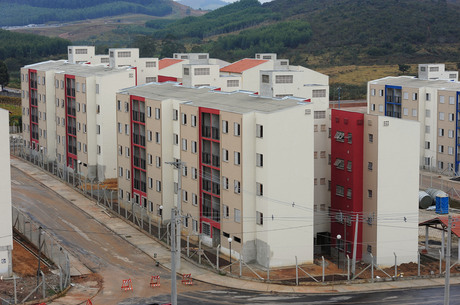 Brasil, São José dos Campos, SP. 31/07/2011. Vista do conjunto habitacional da CDHU (Companhia de Desenvolvimento Habitacional e Urbano do Estado de São Paulo) Parque Interlagos, em São José dos Campos, interior de São Paulo, no dia da entrega de 175 unidades do total de 524, realizada pelo secretário de Habitação do Estado, Silvio Torres. As primeiras unidades foram entregues para as famílias do Rio Comprido, bairro que estava em situação de risco, segundo a Prefeitura. - Crédito:LUCAS LACAZ RUIZ/AE/AE/Codigo imagem:91448