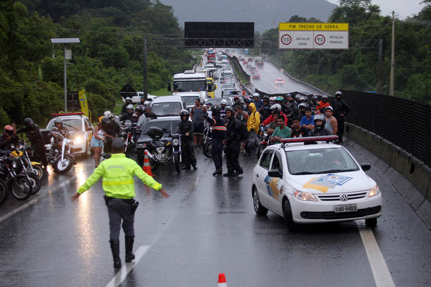 FR73 SÃO PAULO - SP - 29/12/2014 - CIDADES - ACIDENTE - CAMINHÃO SOLDA CÁUSTICA - Caminhão transportando solda cáustica, descarrilou na rodovia Cônego Domênico Rangoni no início da subida da serra.Policia fechou as duas pistas sentido capital por uma hora. FOTO: FELIPE RAU/ESTADÃO