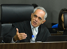 Brasília - O advogado-geral da União, Luís Inácio Adams durante sessão do TCU que analisa as contas do governo de 2014 (Valter Campanato/Agência Brasil)