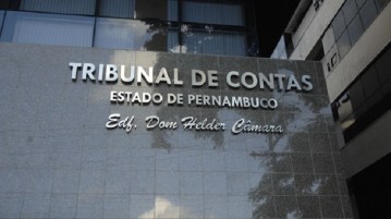 05/04/2011.Credito: Nando Chiappetta DP/D.A Press - Blog JA - Posso dos novos conselheiros do tribunal de Contas do estado de Pernambuco. na foto - sede do tribunal de contas de Pernambuco